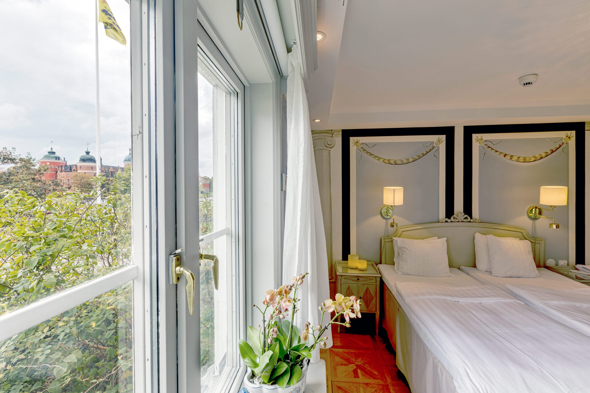 Ett av rummen på Gripsholms Värdshus med utsikt mot Gripsholms slott