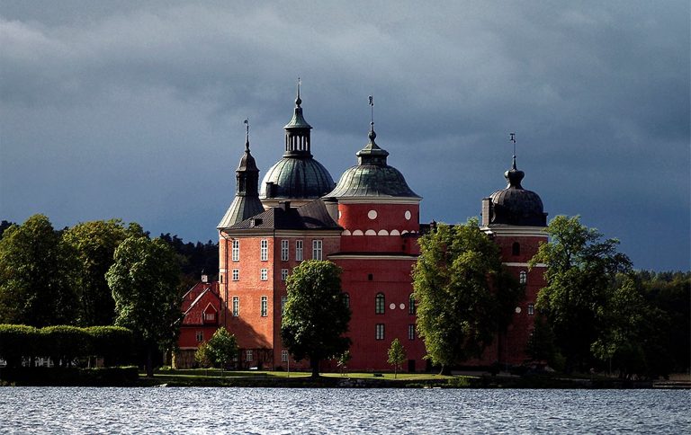 Gripsholms slott med en dramatisk sommarhimmel