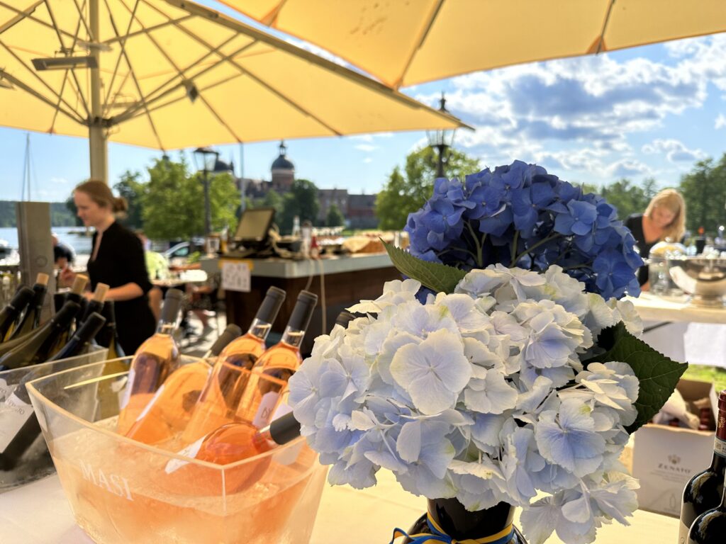 uteserveringen med slottet ibakgrunden